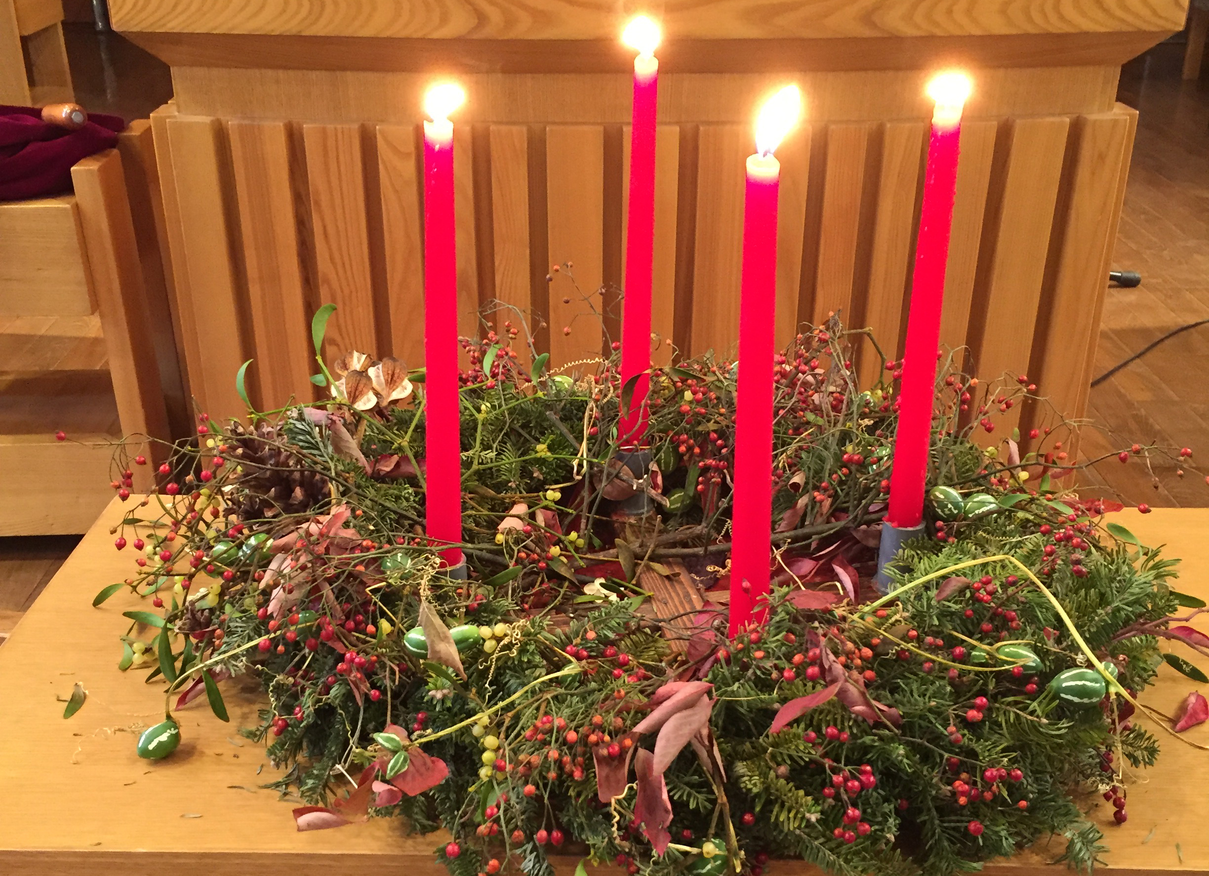 クリスマスクランツと４本の赤いキャンドル